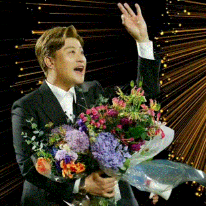 粉絲拍下的金浩中瞬間