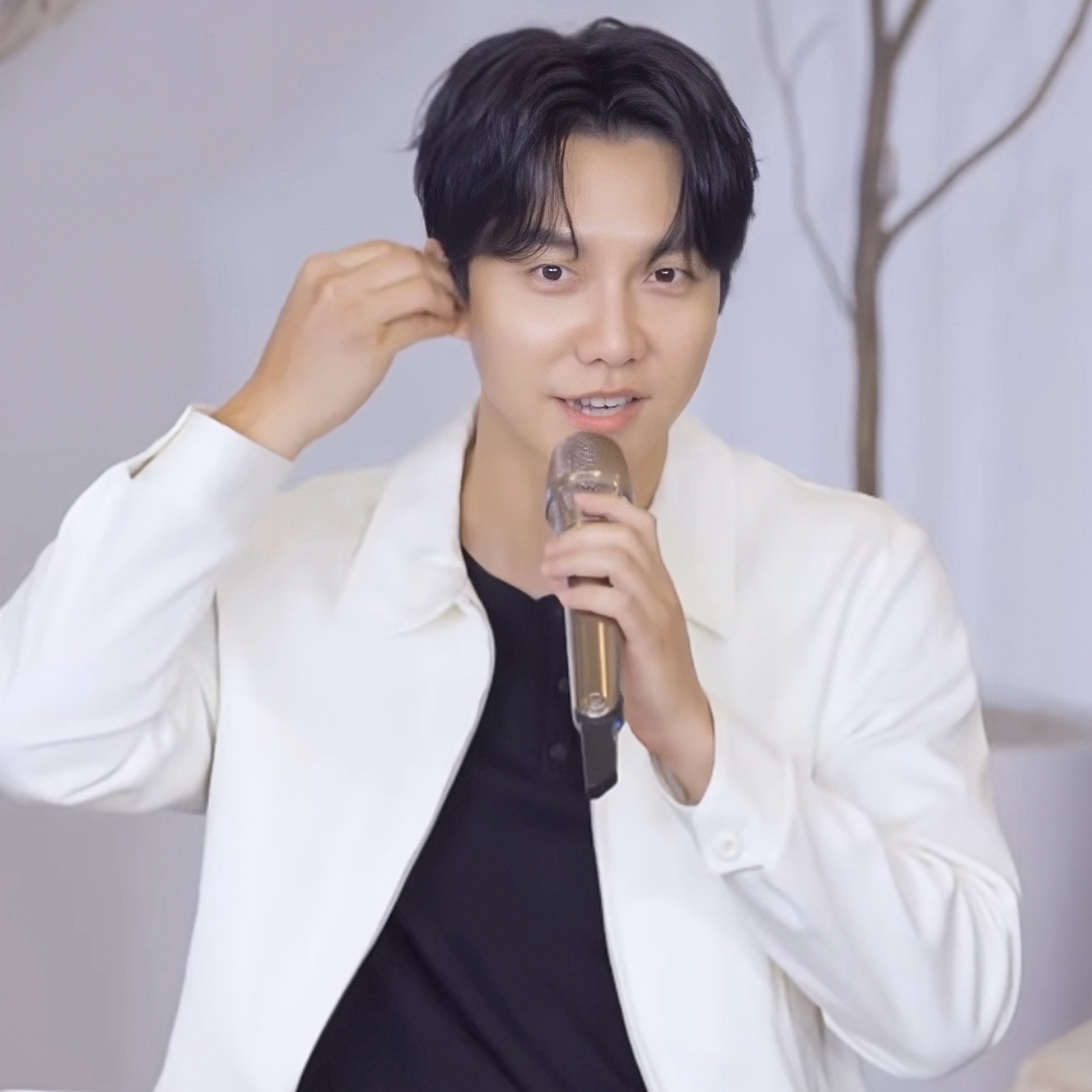Recent activity shot of Lee Seunggi