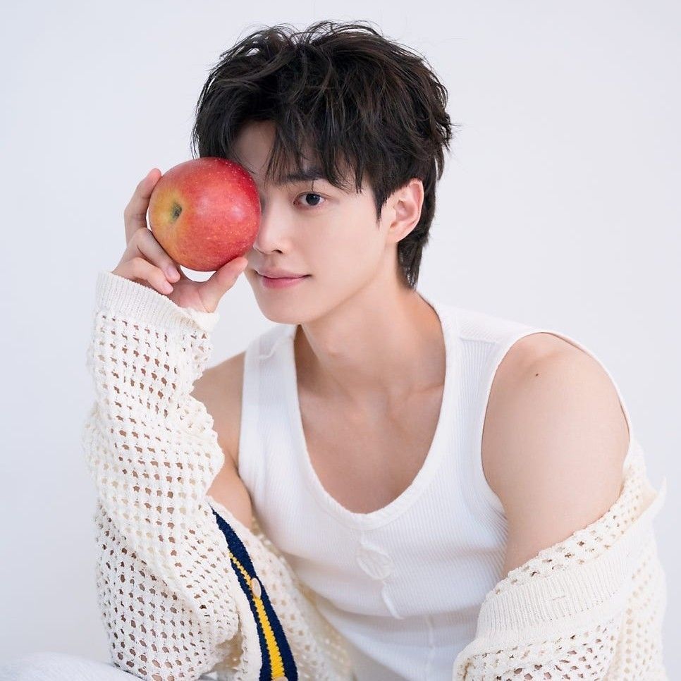 Latest photo of Song Kang