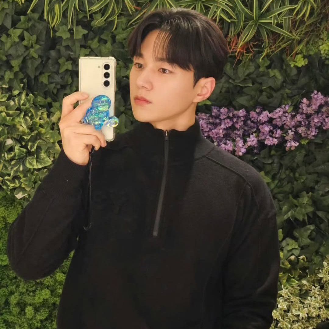 Behind-the-scenes cut of Kim Myungsoo (L)