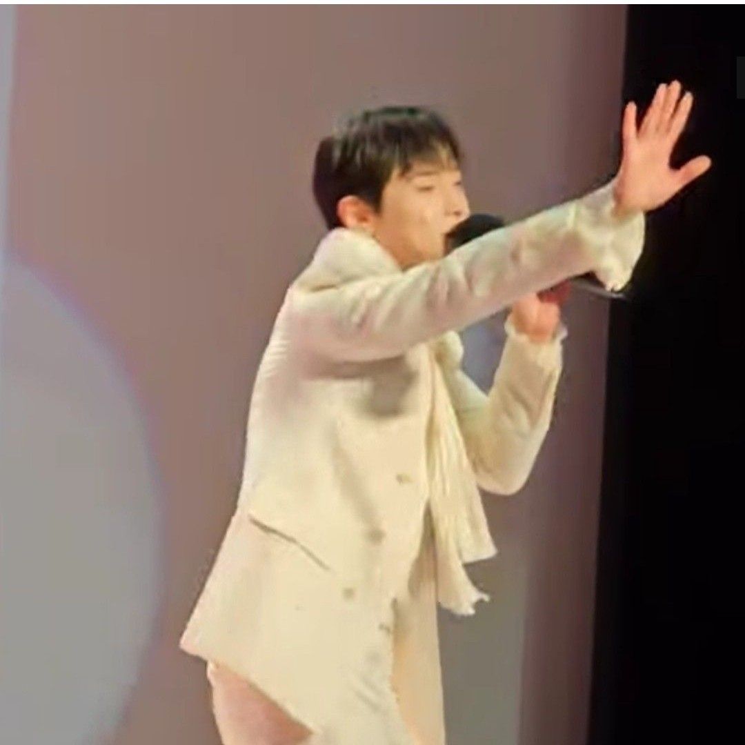 A moment captured by a fan of Seong Ri