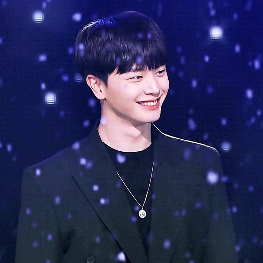 A moment captured by a fan of Yook Sungjae