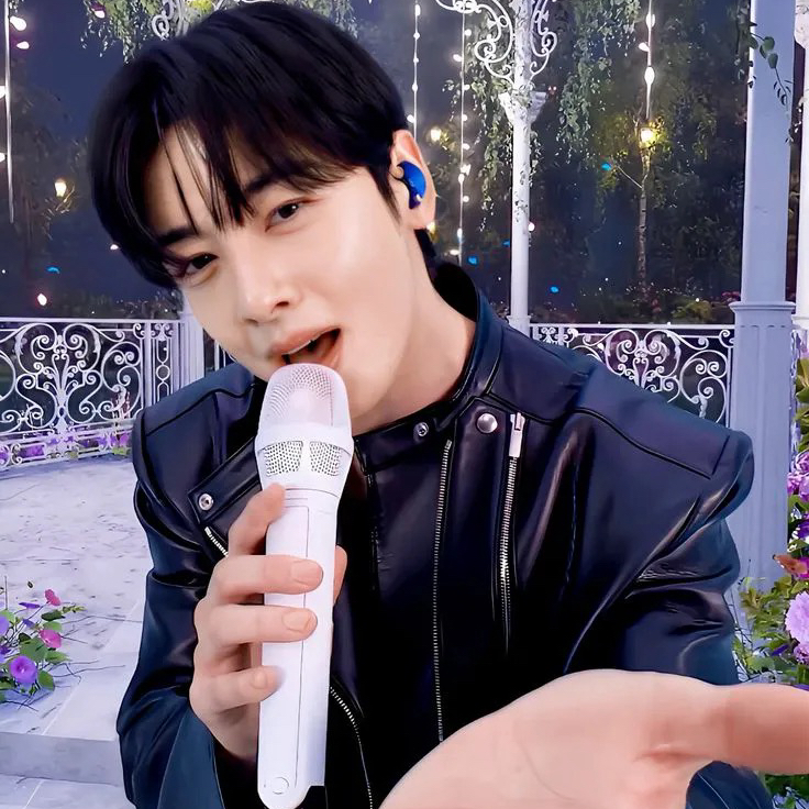 Behind-the-scenes cut of Cha Eunwoo