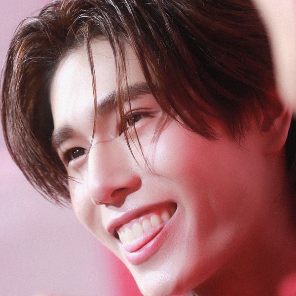 Popular profile image of Phuwin tangsakyuen selected by vote
