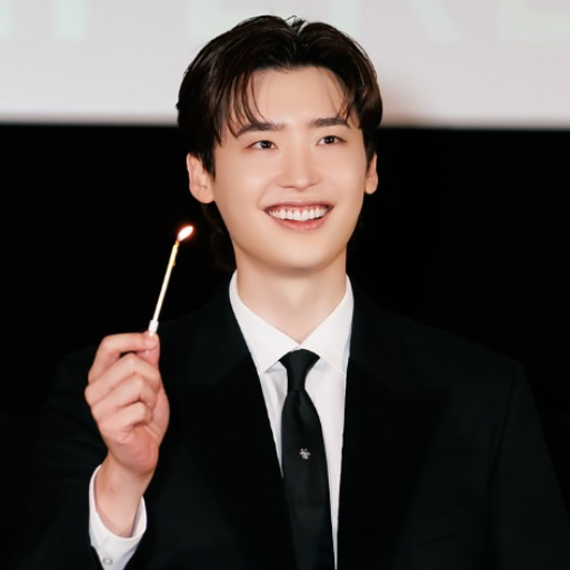 Recent activity shot of Lee Jongsuk