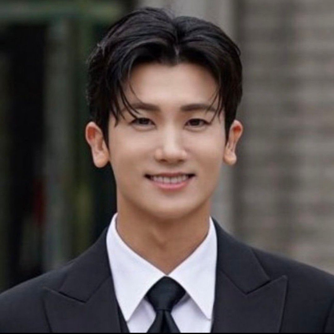 A moment captured by a fan of Park Hyungsik
