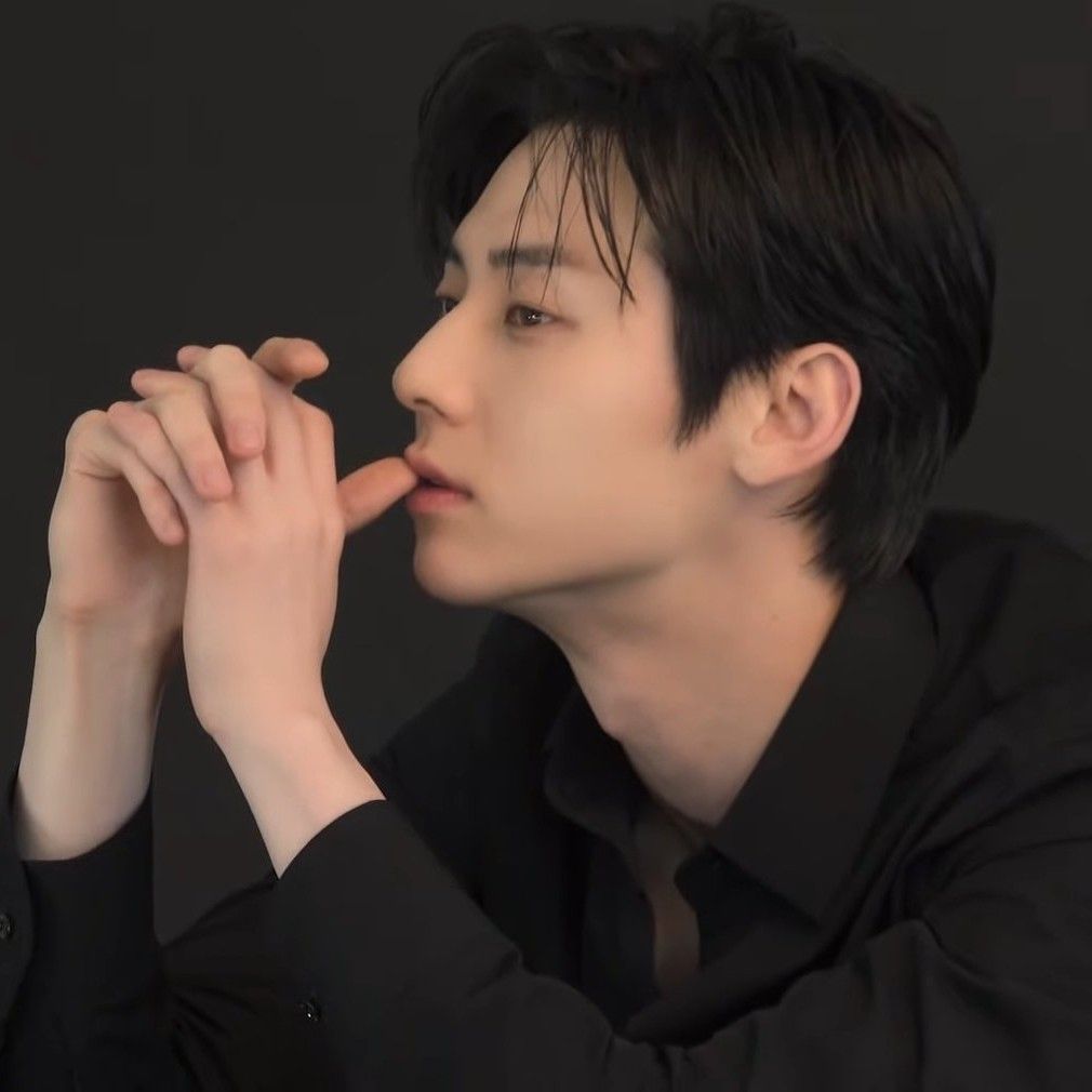 A moment captured by a fan of Hwang Minhyun