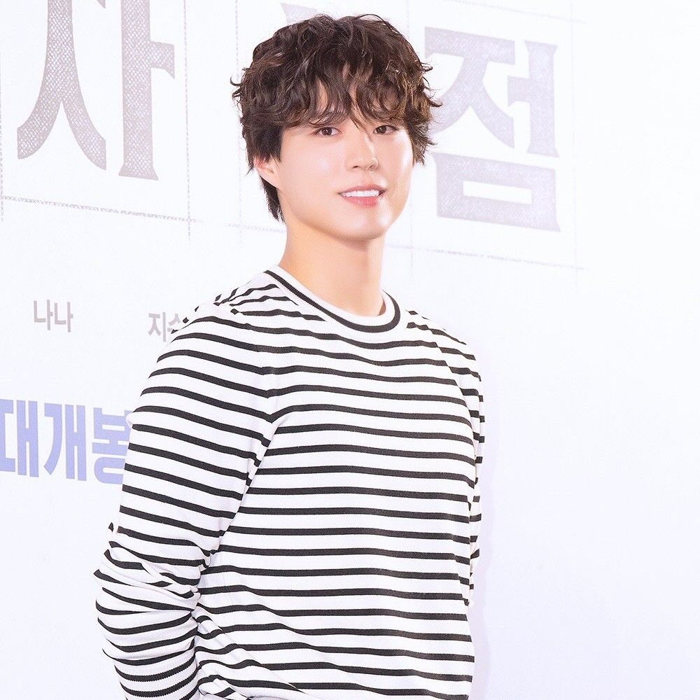 A moment captured by a fan of Park Bogum