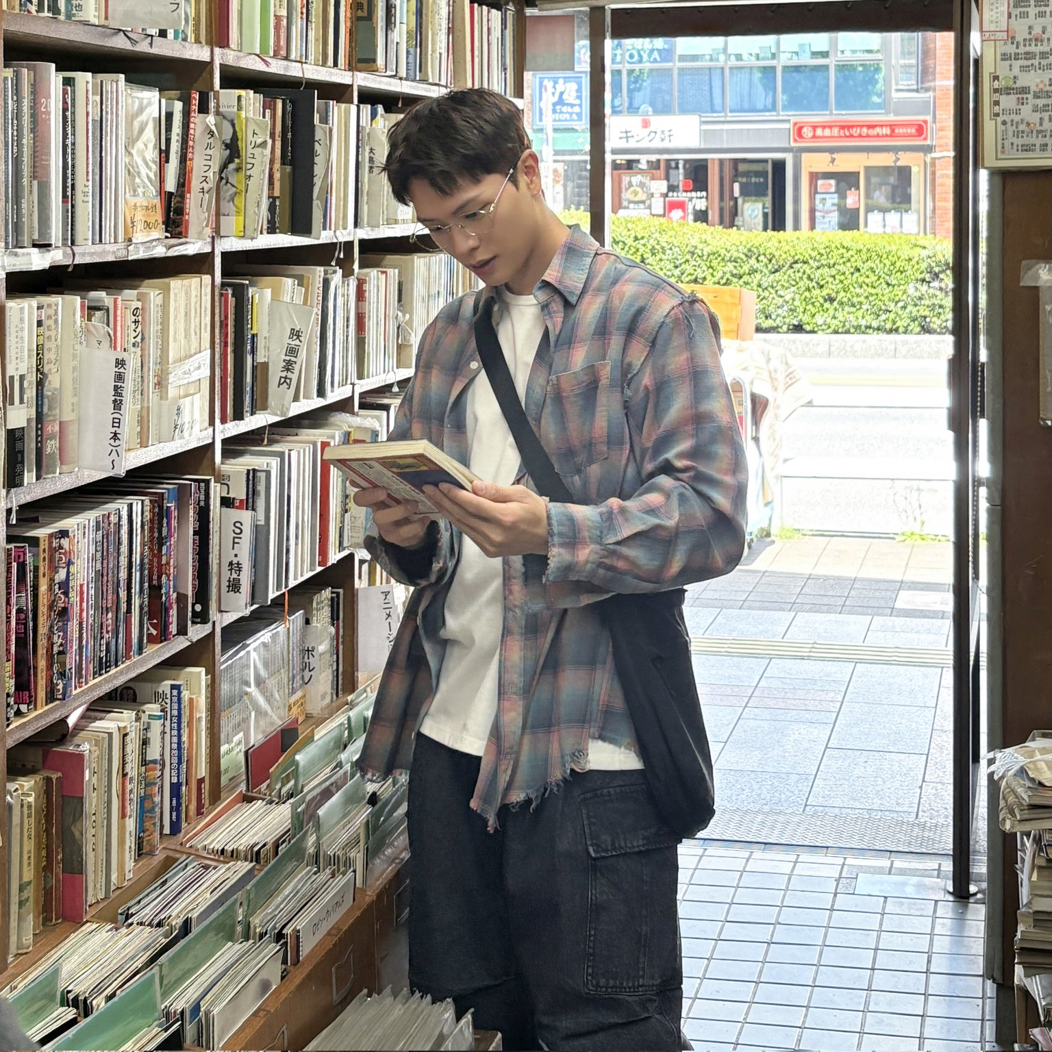 A moment captured by a fan of Yook Sungjae