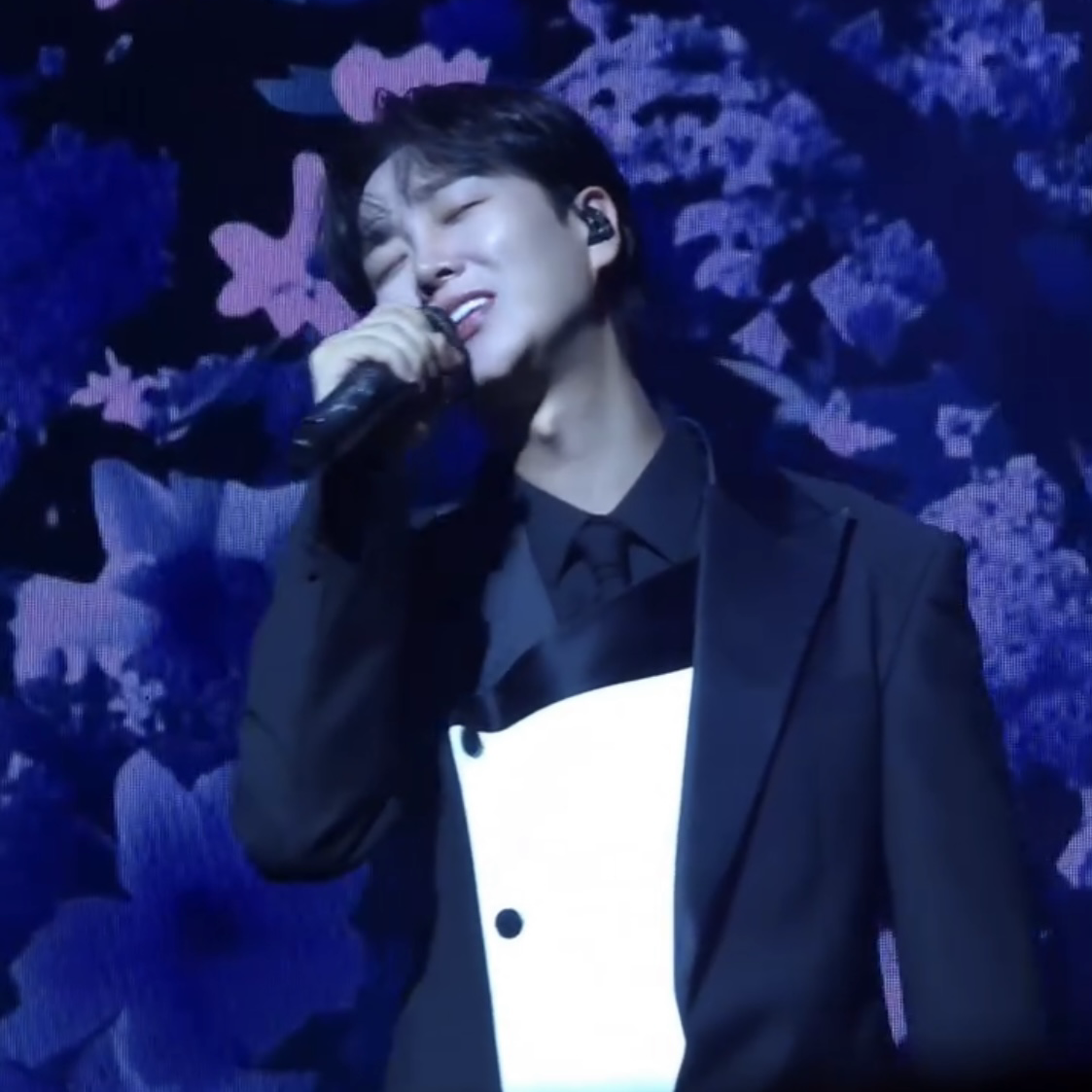 A moment captured by a fan of Song Minjun