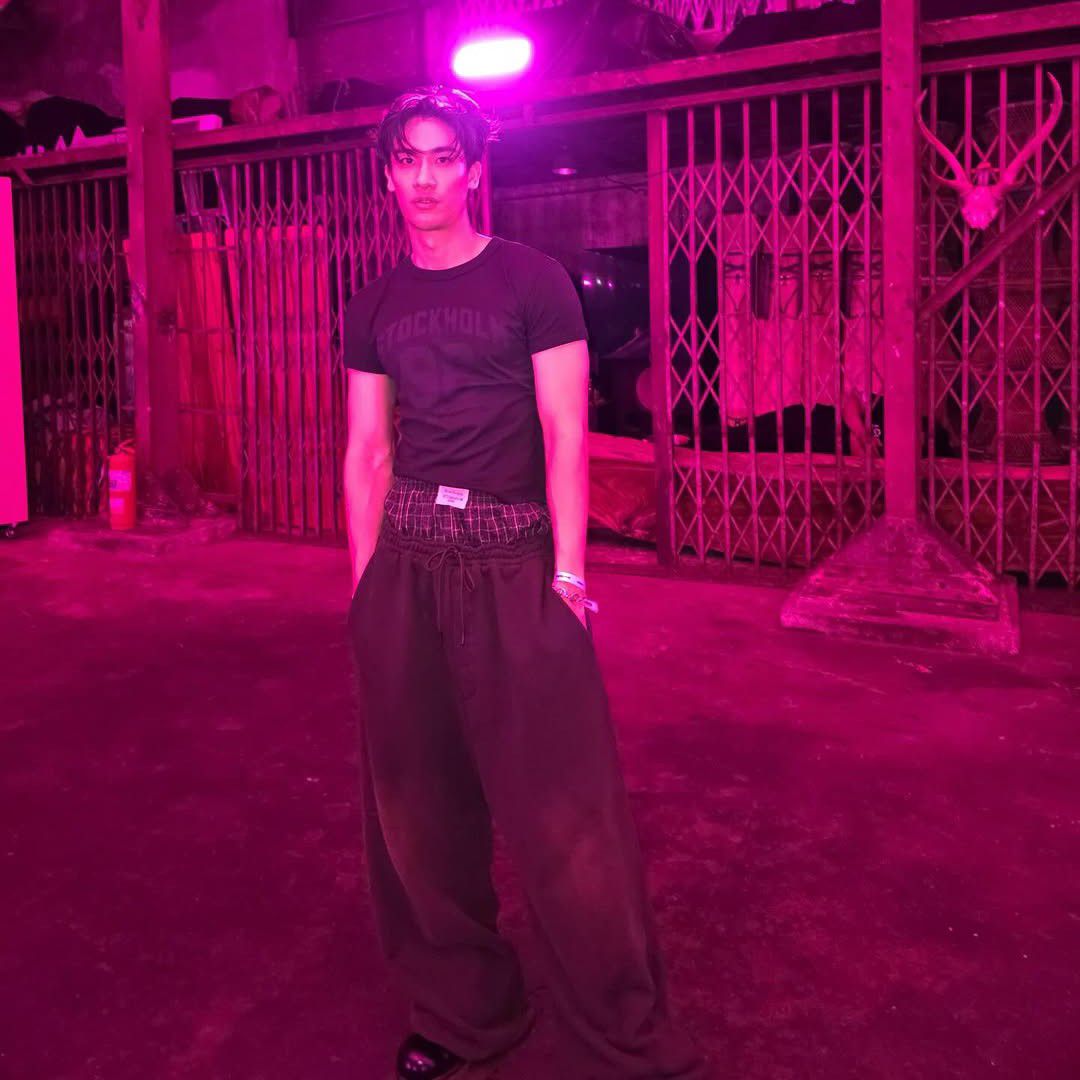 A moment captured by a fan of Tay Tawan Vihokratana