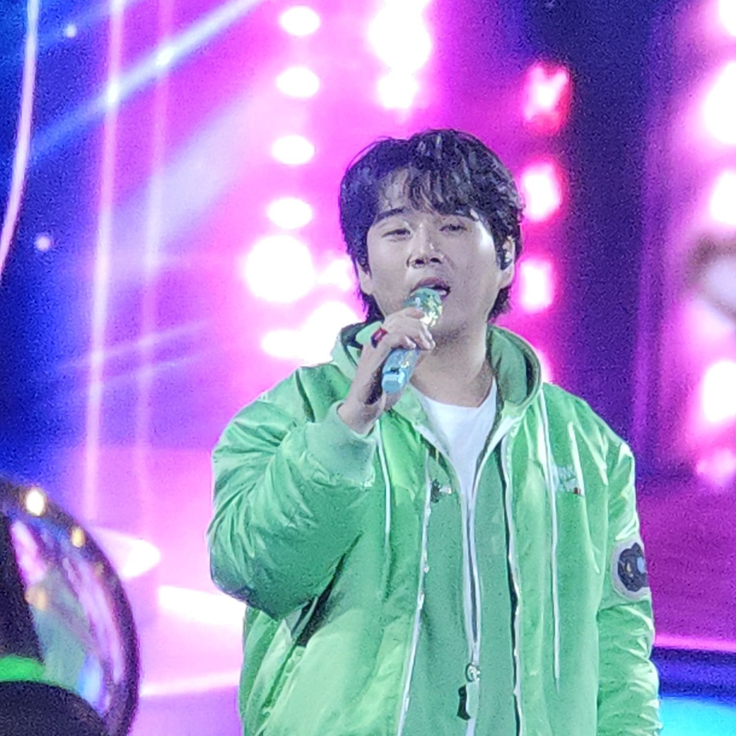 A moment captured by a fan of Hwang Youngwoong