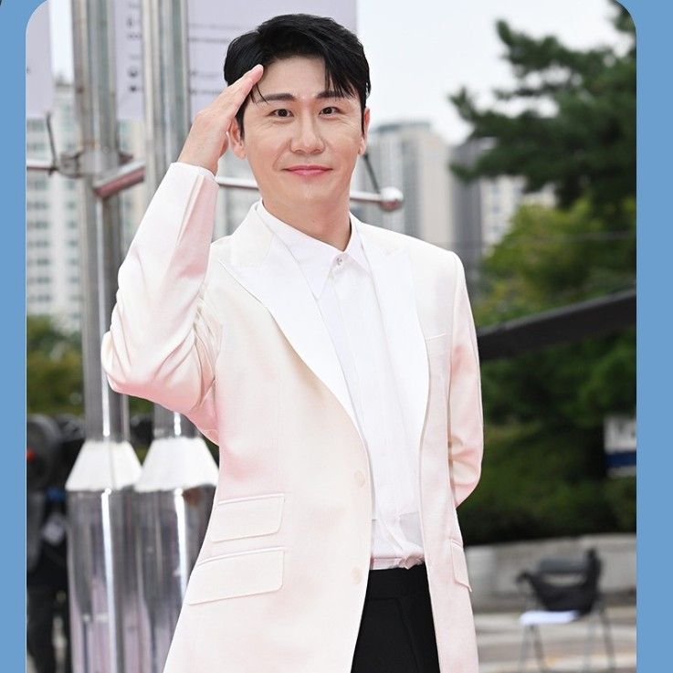 A moment captured by a fan of Young Tak