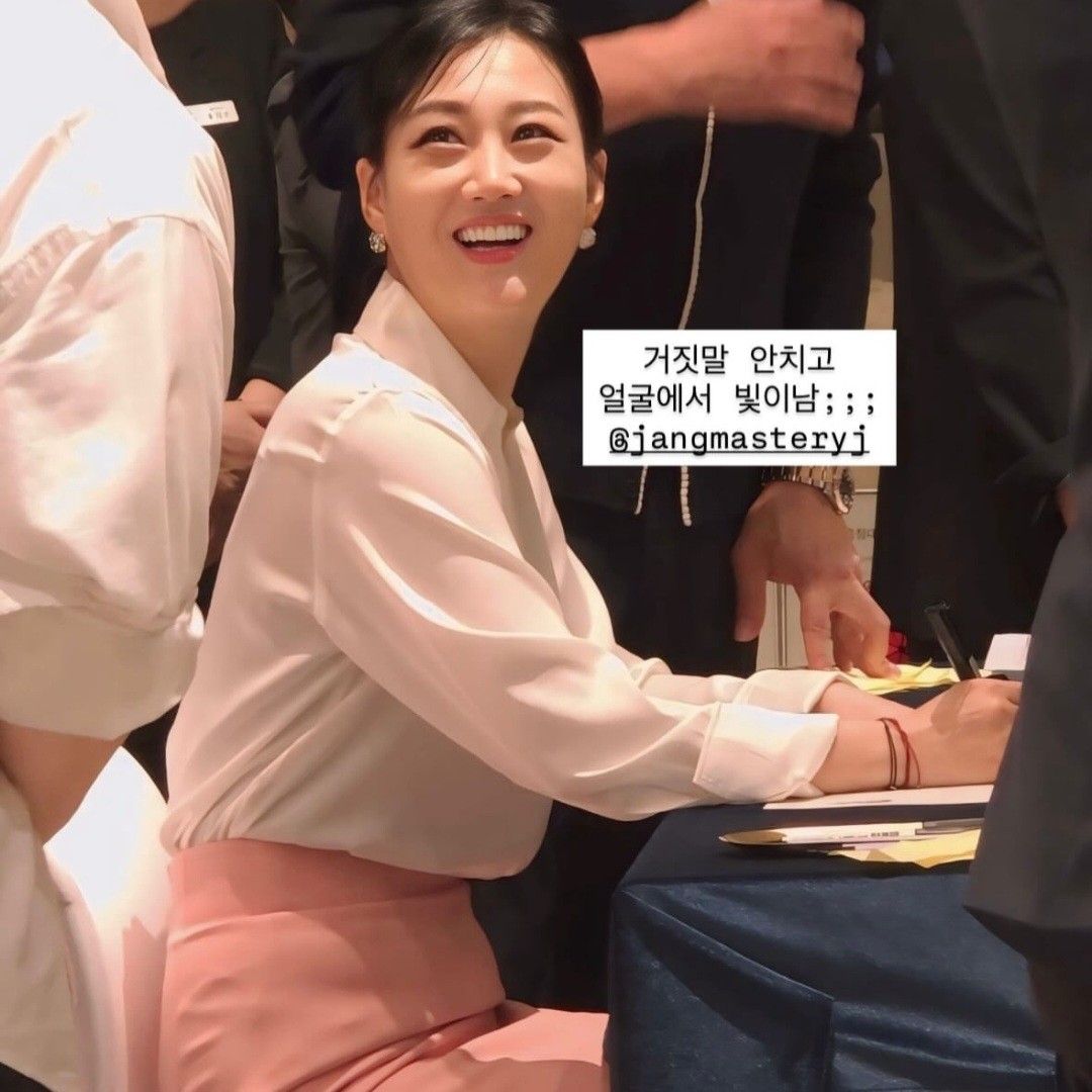 A moment captured by a fan of Jang Yoonjeong