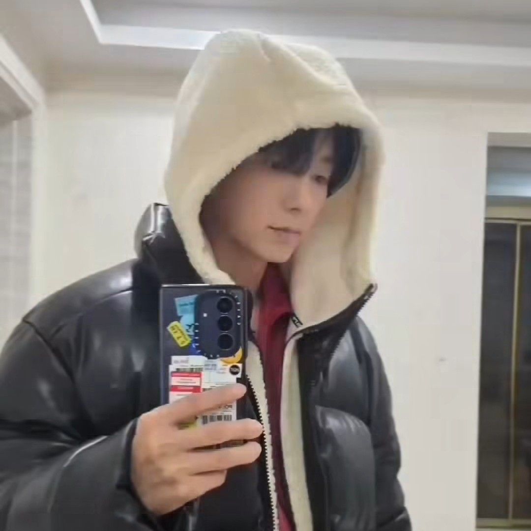 A moment captured by a fan of Lee Joongi