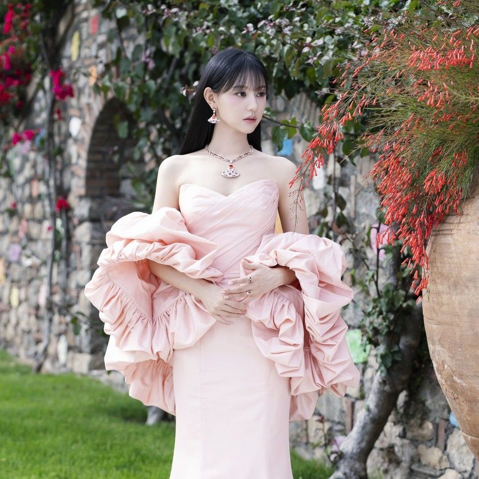 Behind-the-scenes cut of Kim Jiwon