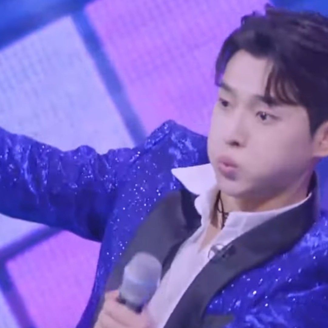 A moment captured by a fan of Seong Ri