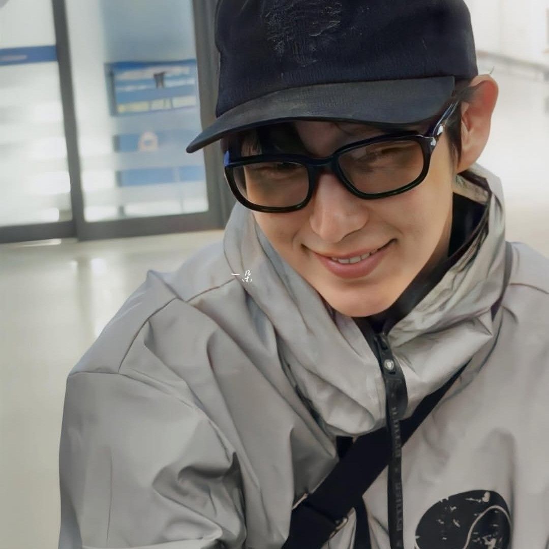 A moment captured by a fan of Lee Joongi