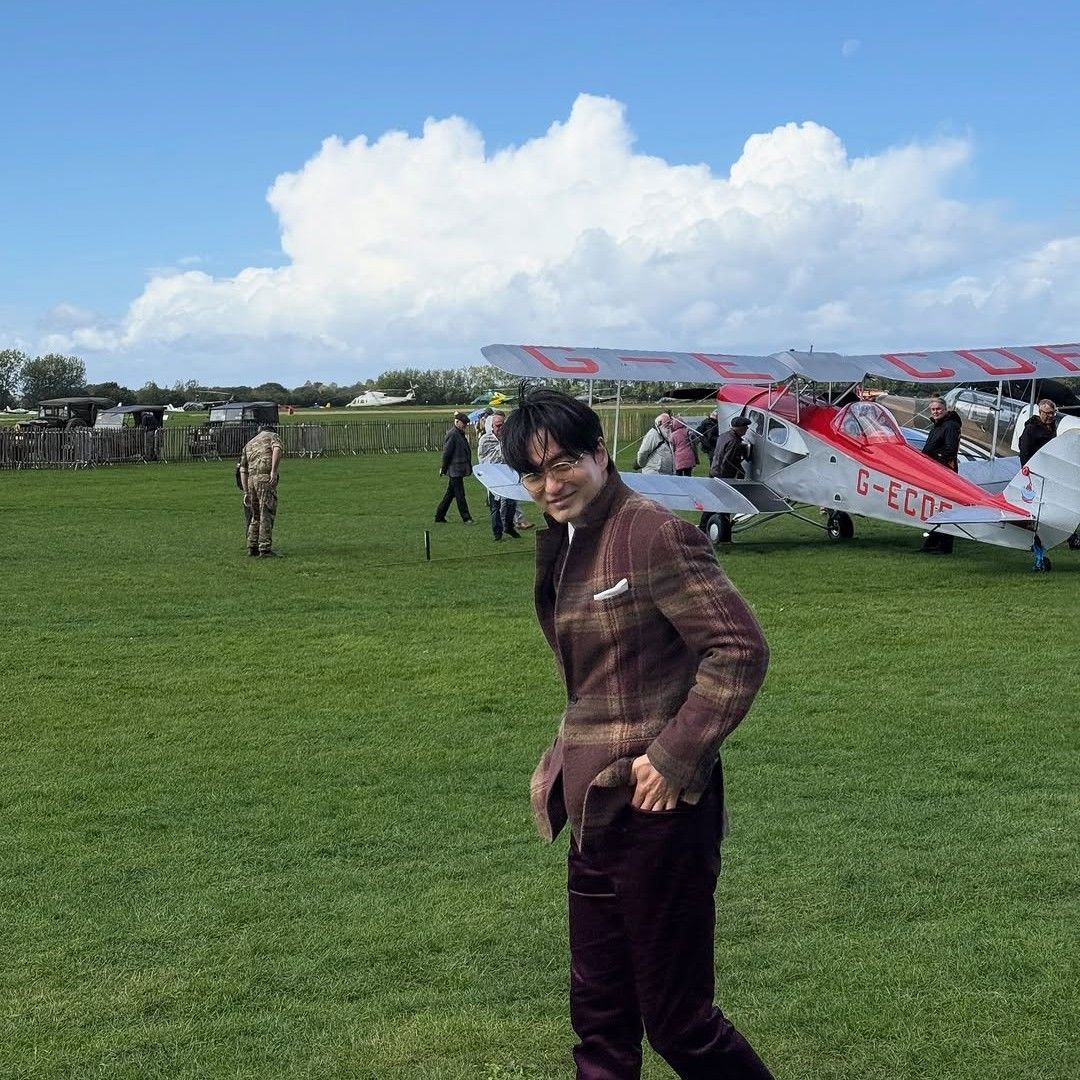 Behind-the-scenes cut of Lee Jinwook