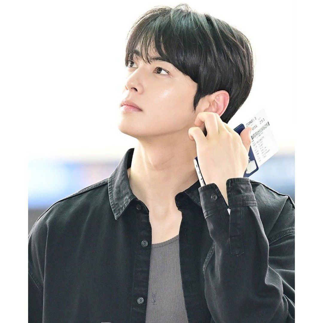 Recent activity shot of Cha Eunwoo