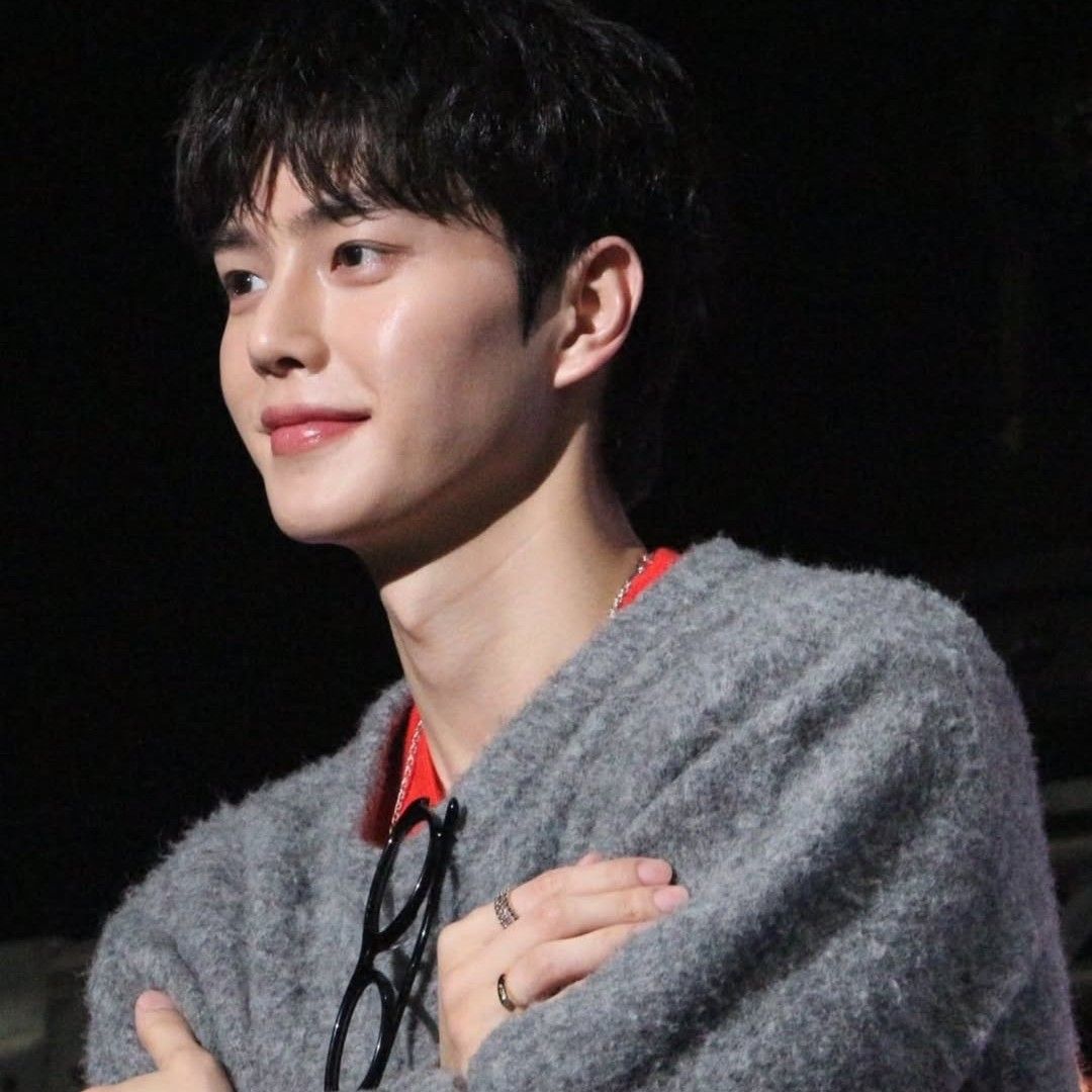 A moment captured by a fan of Song Kang