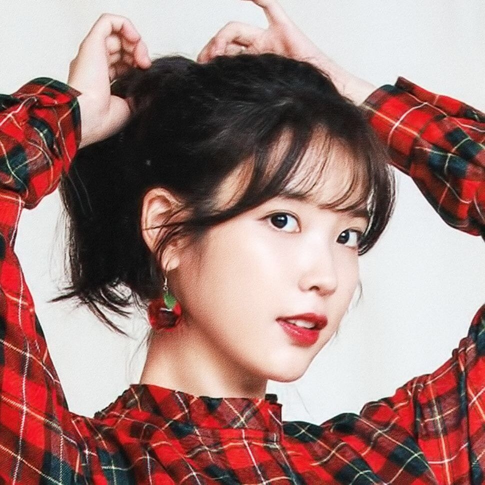 Behind-the-scenes cut of IU