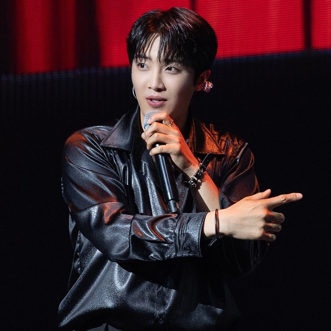 A moment captured by a fan of Hwang Yunsung