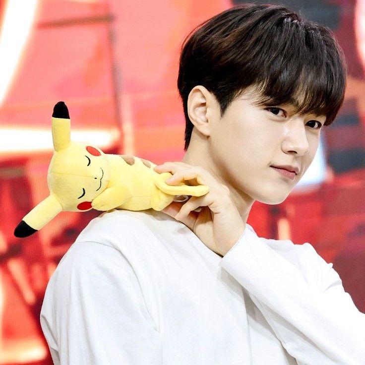 A moment captured by a fan of Kim Myungsoo (L)