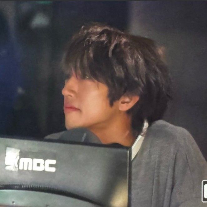 Behind-the-scenes cut of Lee Seungyoon