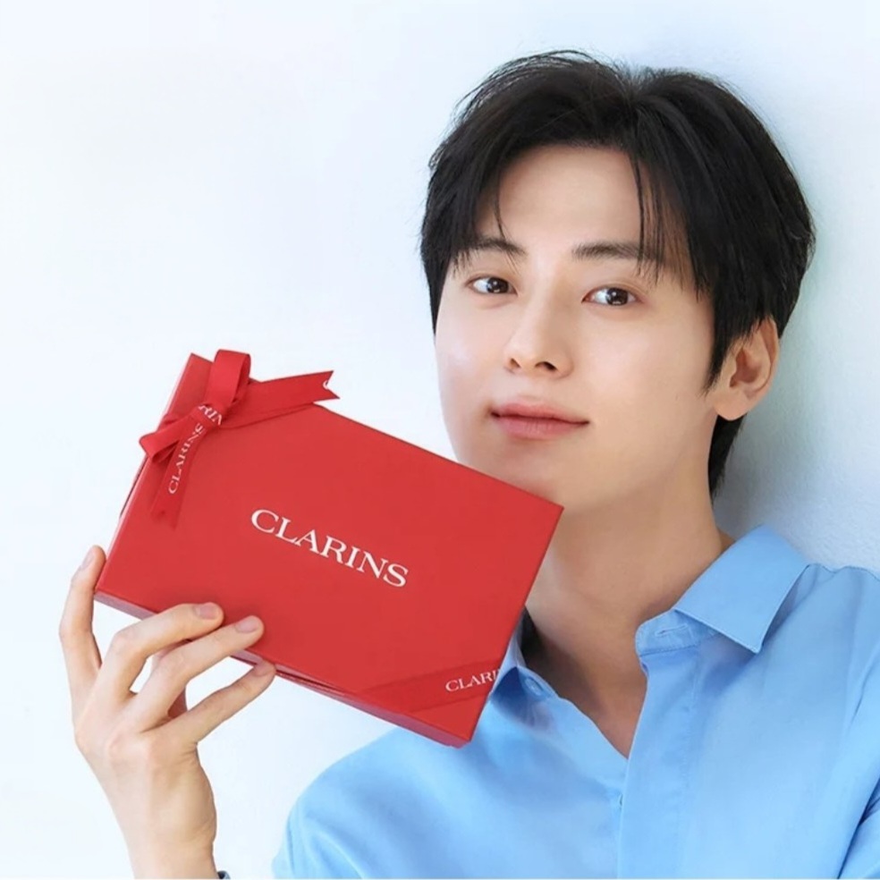 A moment captured by a fan of Hwang Minhyun