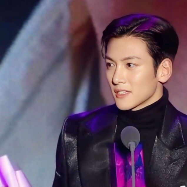 Behind-the-scenes cut of Ji Changwook