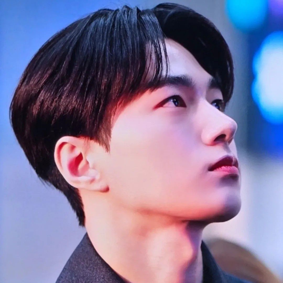 A moment captured by a fan of Kim Myungsoo (L)