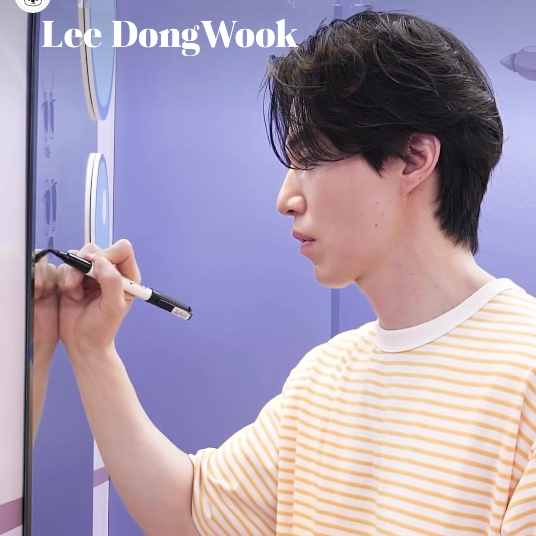 A moment captured by a fan of Lee Dongwook