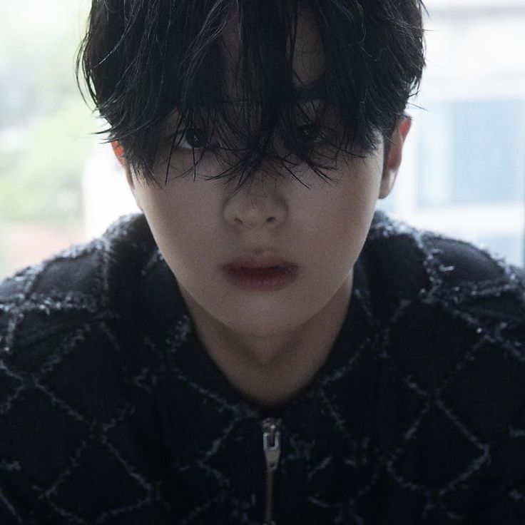 Behind-the-scenes cut of Kim Mujun