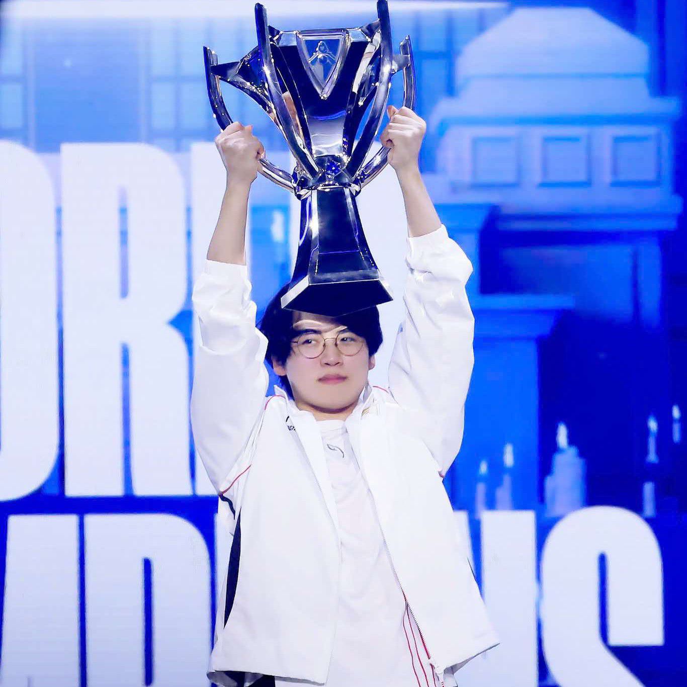 Behind-the-scenes cut of Gumayusi