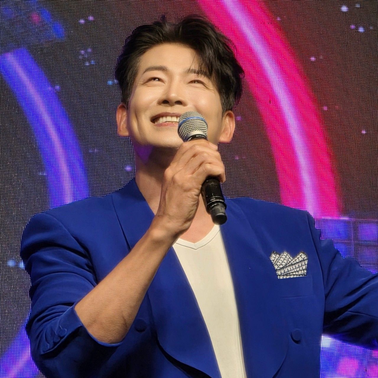A moment captured by a fan of Kim Yongpil