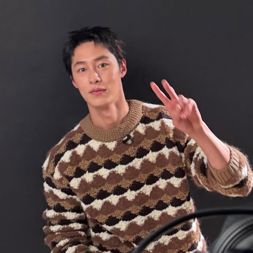 Behind-the-scenes cut of Lee Jaewook