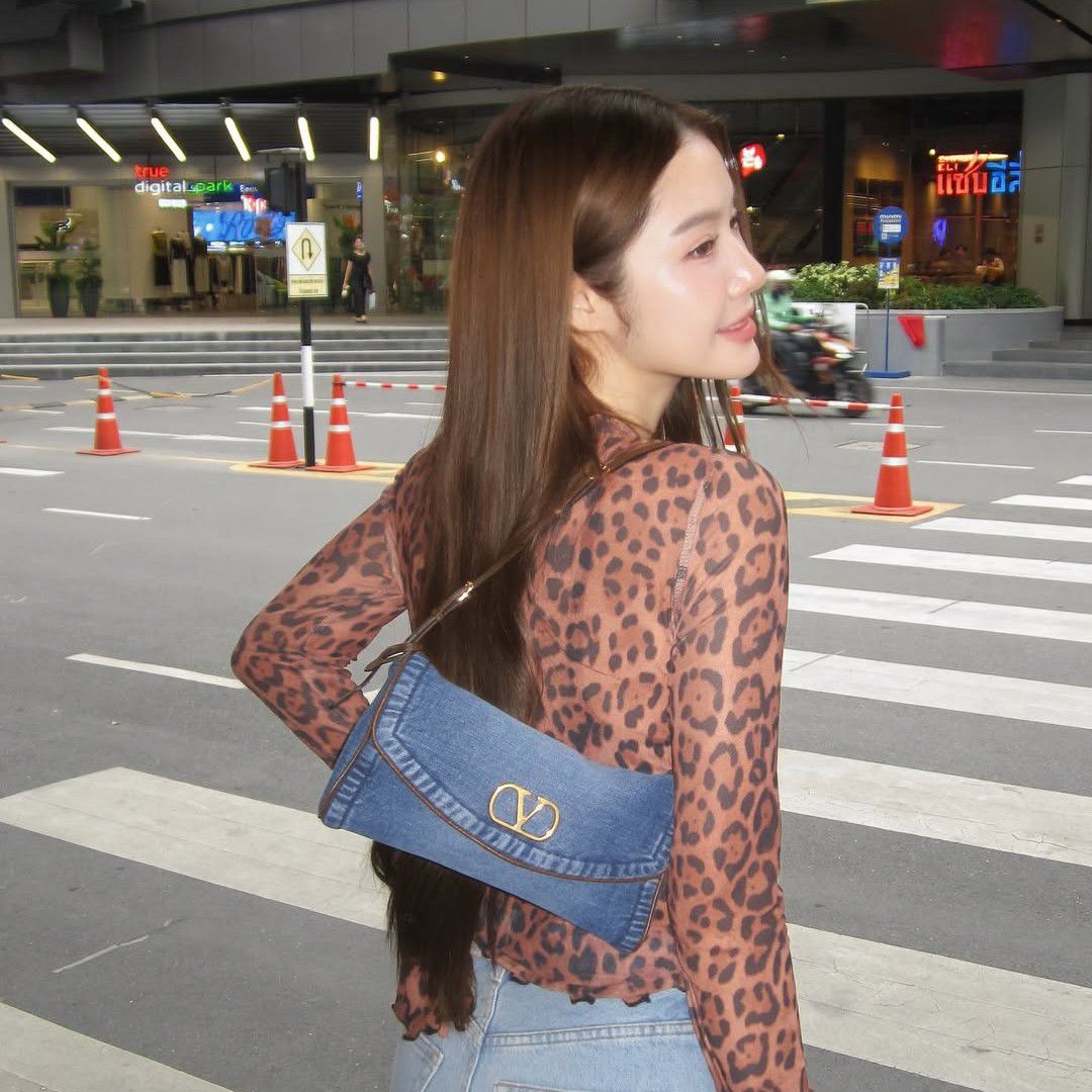 A moment captured by a fan of Namtan Tipnaree Weerawatnodom