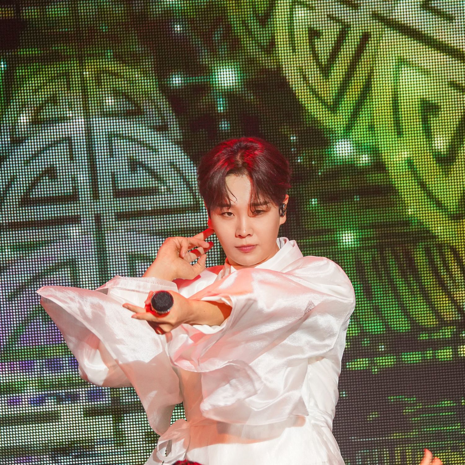 Behind-the-scenes cut of Song Minjun