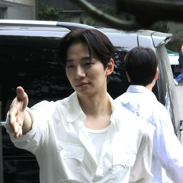 Behind-the-scenes cut of Lee Junho