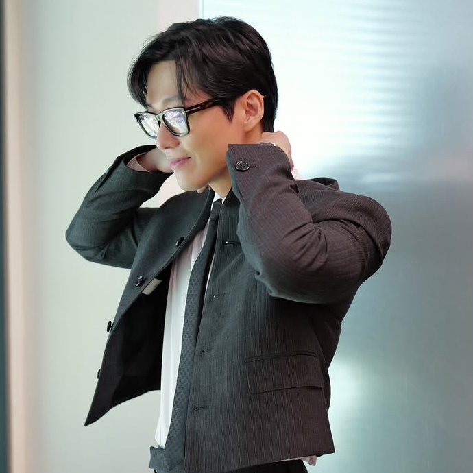 Behind-the-scenes cut of Namkoong Min