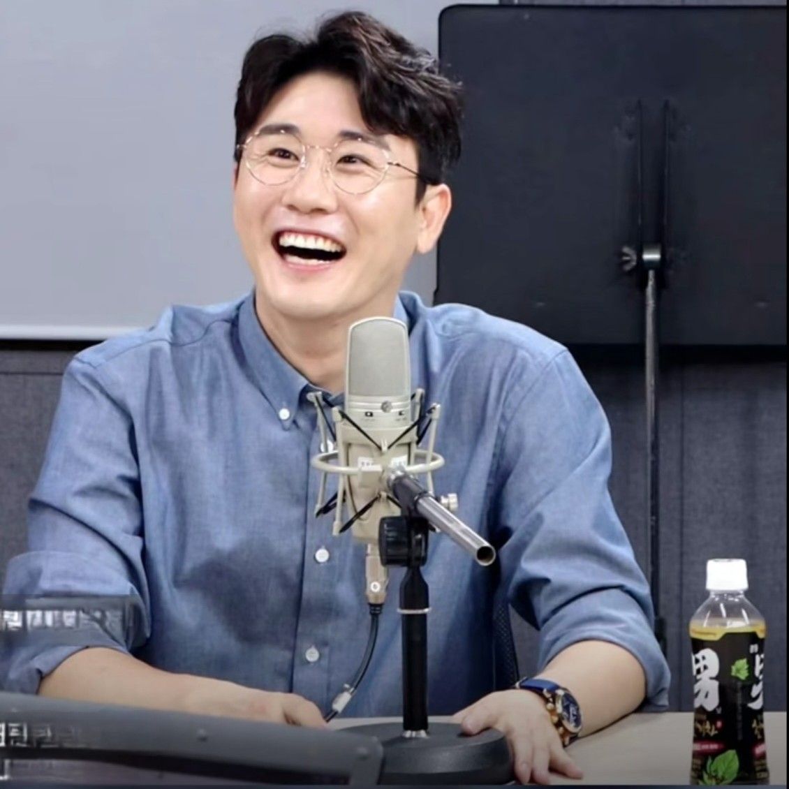 A moment captured by a fan of Young Tak