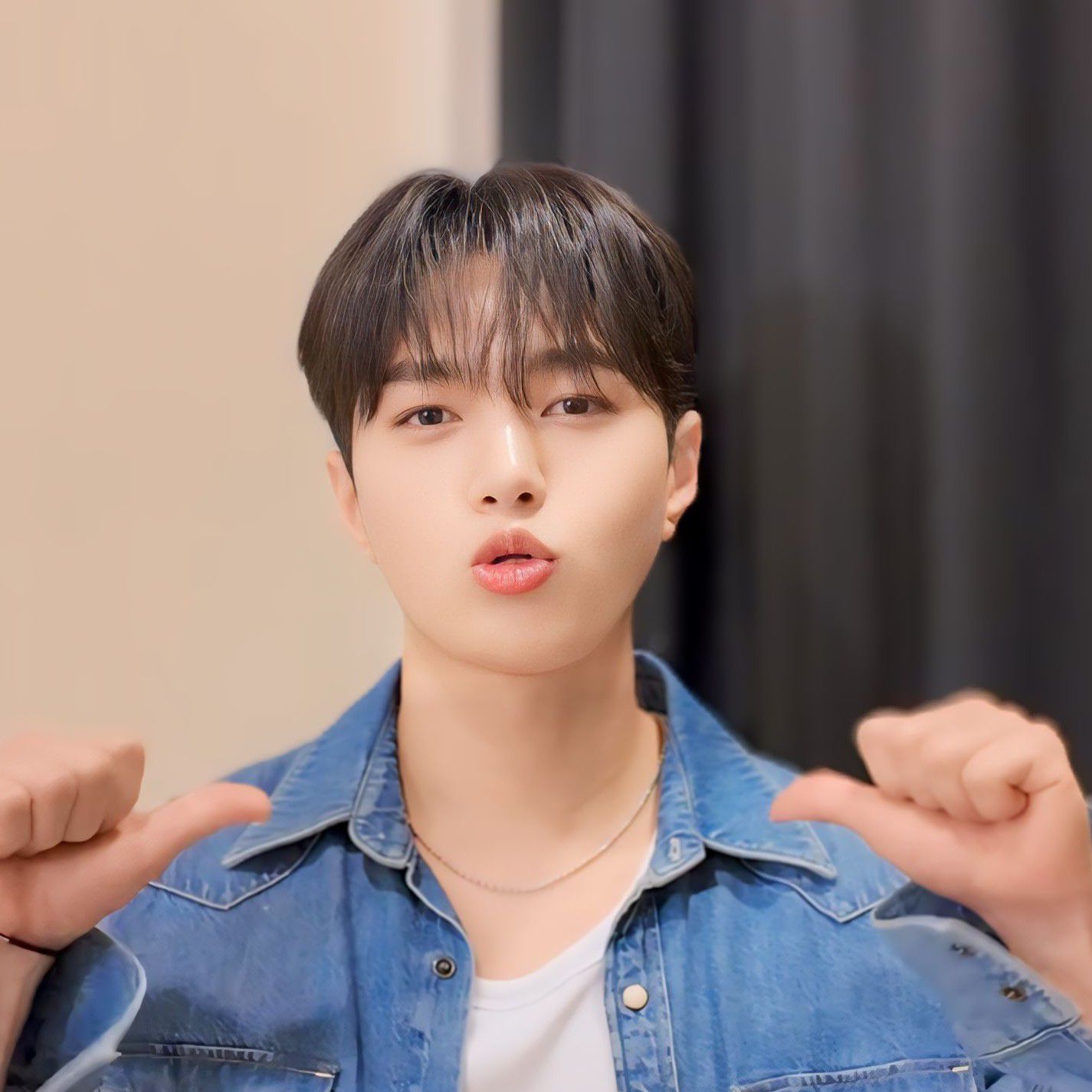 A moment captured by a fan of Kim Myungsoo (L)