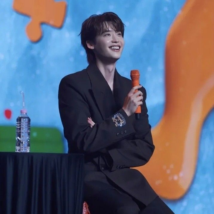 Recent activity shot of Lee Jongsuk