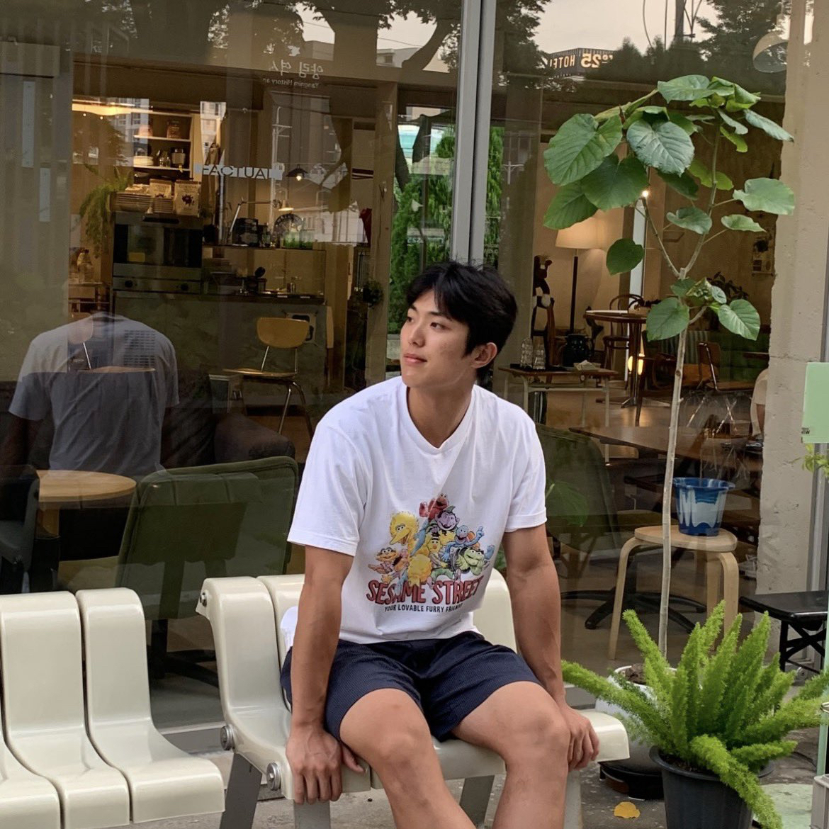 Behind-the-scenes cut of Lee Euilee