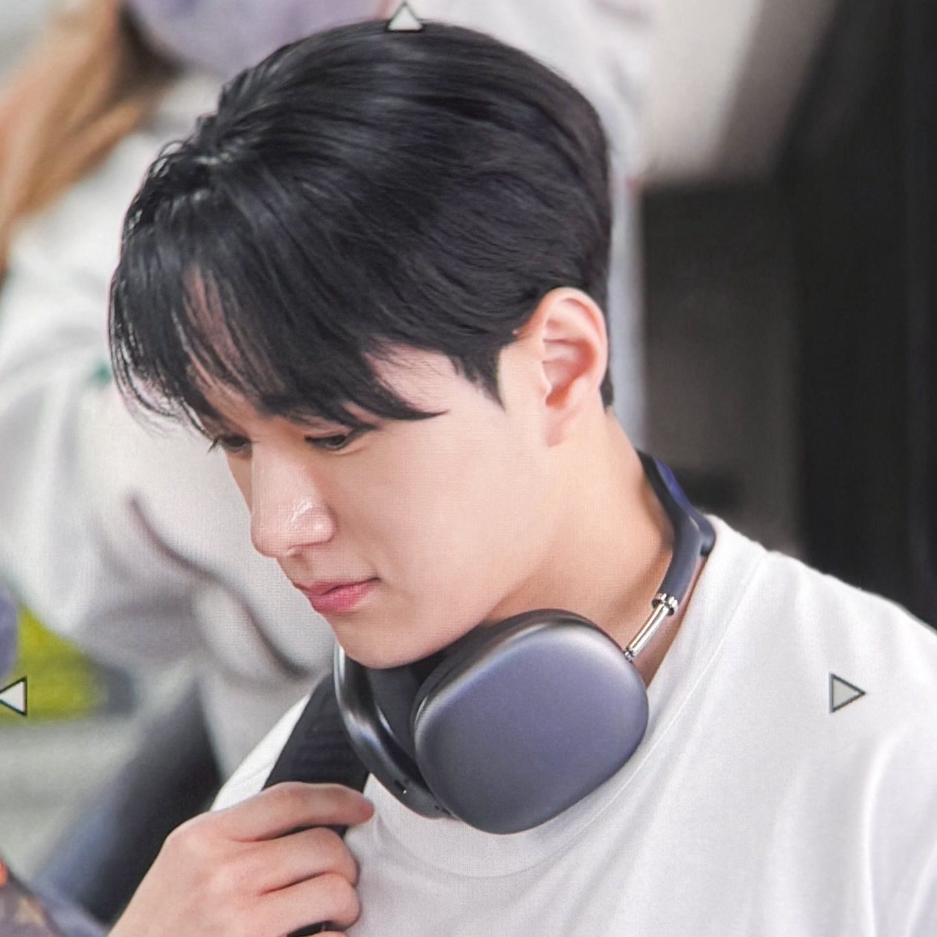 Behind-the-scenes cut of Kim Myungsoo (L)