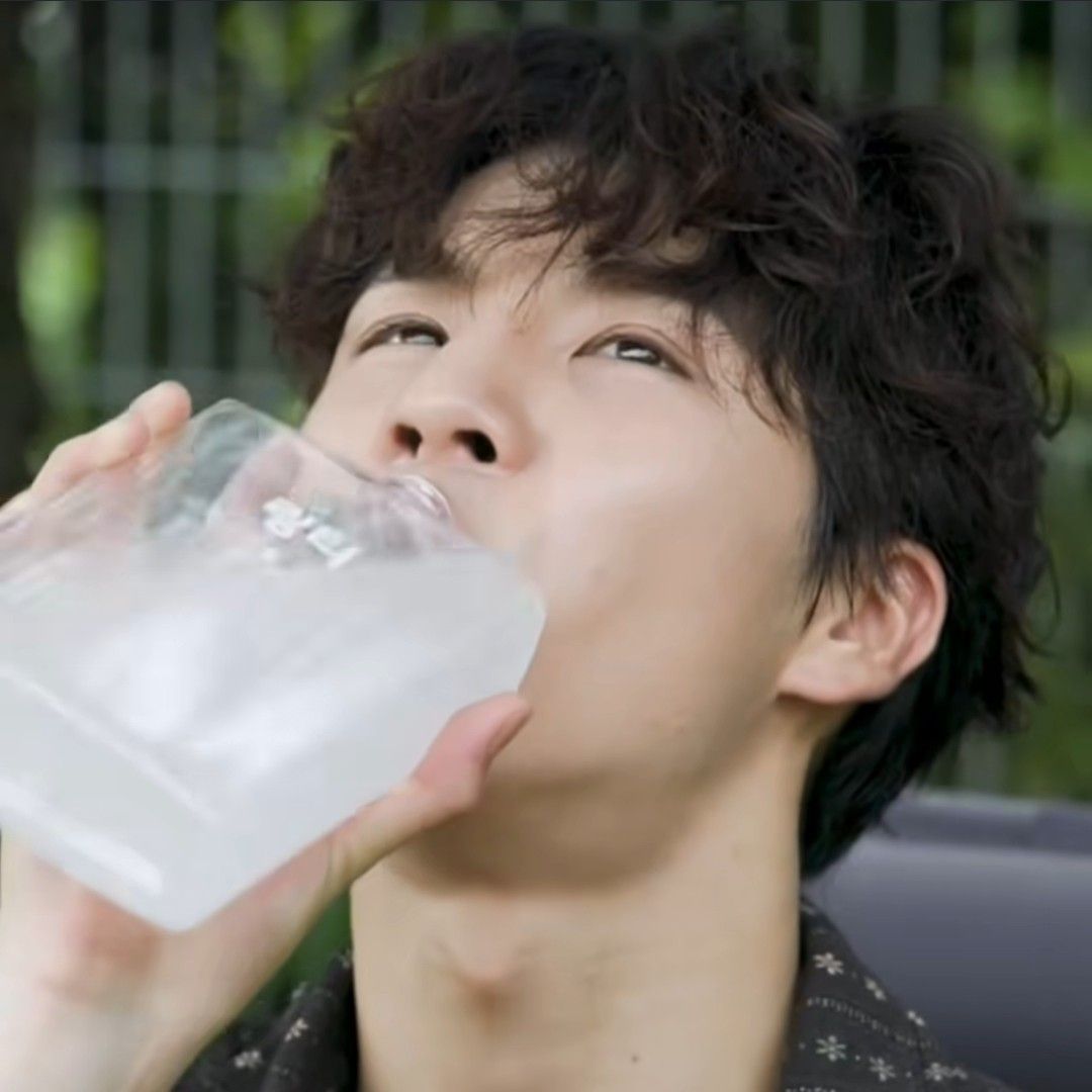 Behind-the-scenes cut of Jeong Dongwon