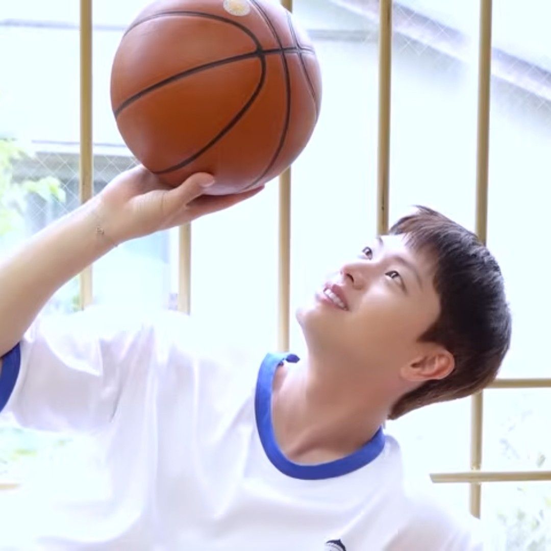 A moment captured by a fan of Yook Sungjae