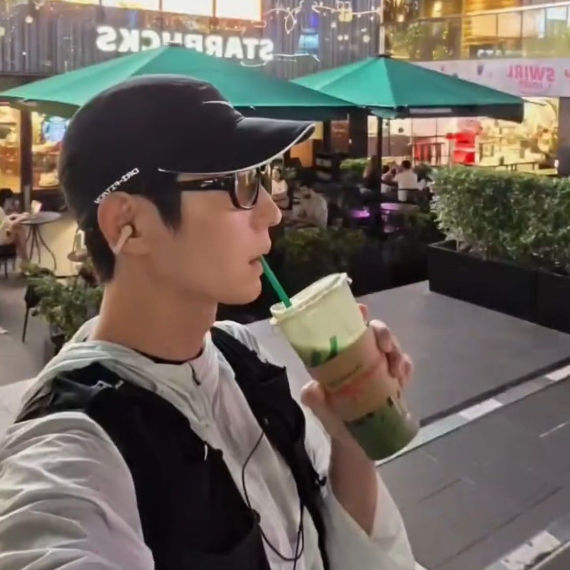 Behind-the-scenes cut of Lee Joongi