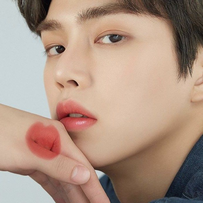 A moment captured by a fan of Song Kang